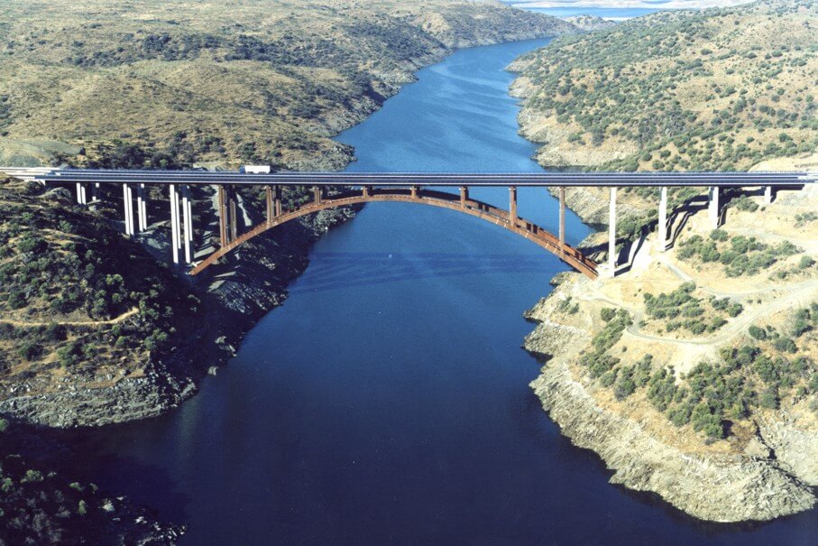 Puente Arcos de Alconétar sobre el río Tajo. Cáceres. España